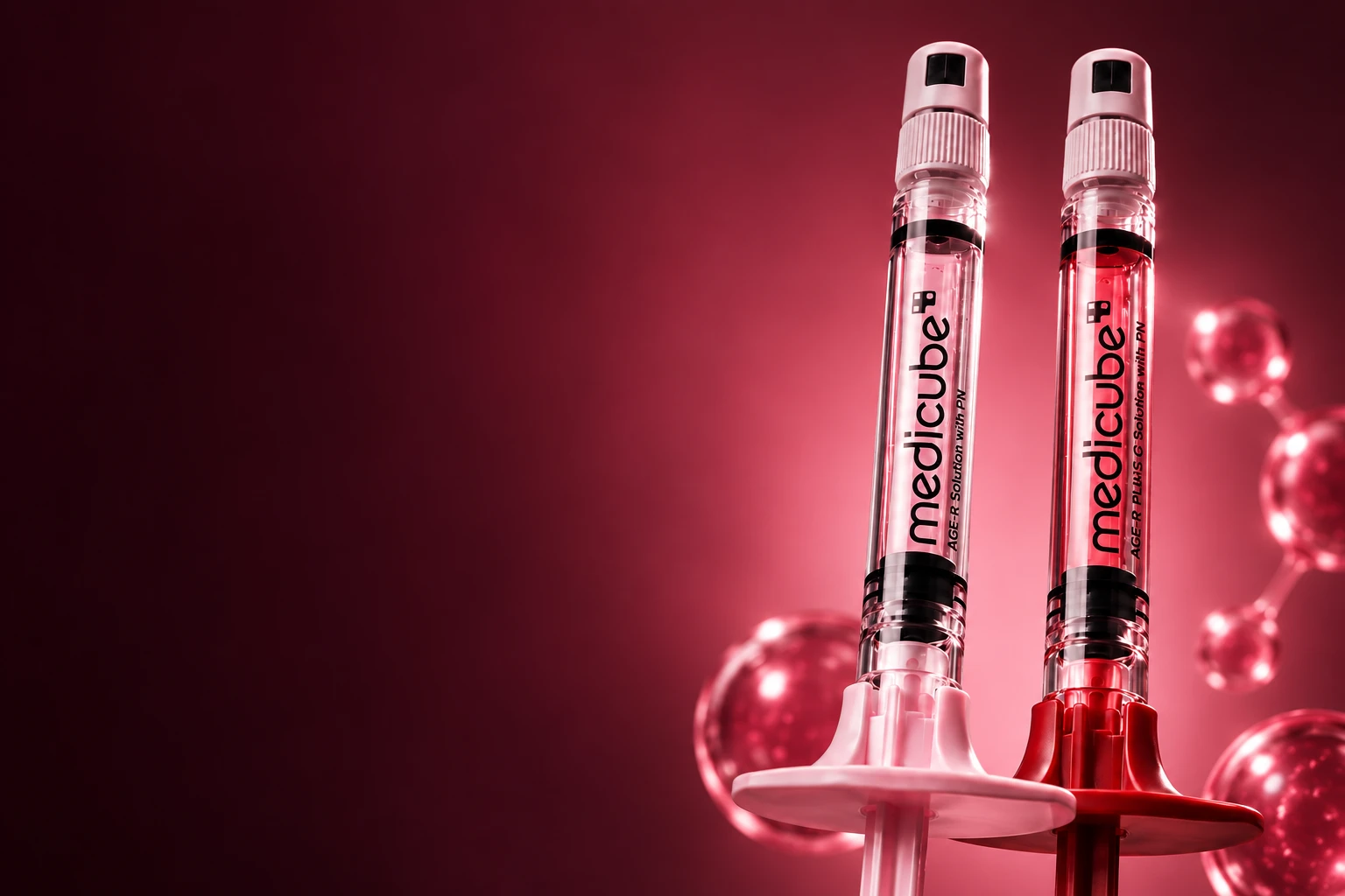 Presentaciones de medicube AGE-R y AGE-R PLUS G en una composición de campaña rosa y burdeos